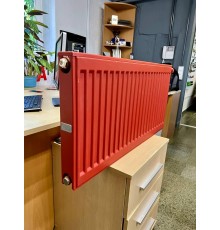 Радиатор стальной панельный производства KERMI (Германия). Темно-красного цвета.