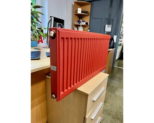 Радиатор стальной панельный производства KERMI (Германия). Темно-красного цвета.