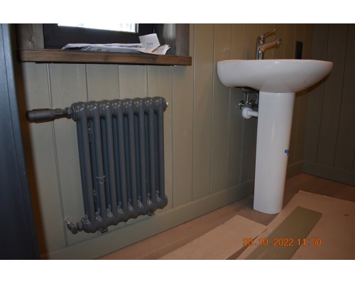 Трубчатый дизайн-радиатор производства ARBONIA (Германия), модель 2050, 8 секций, боковое подключение 12 (слева)/34 (справа)